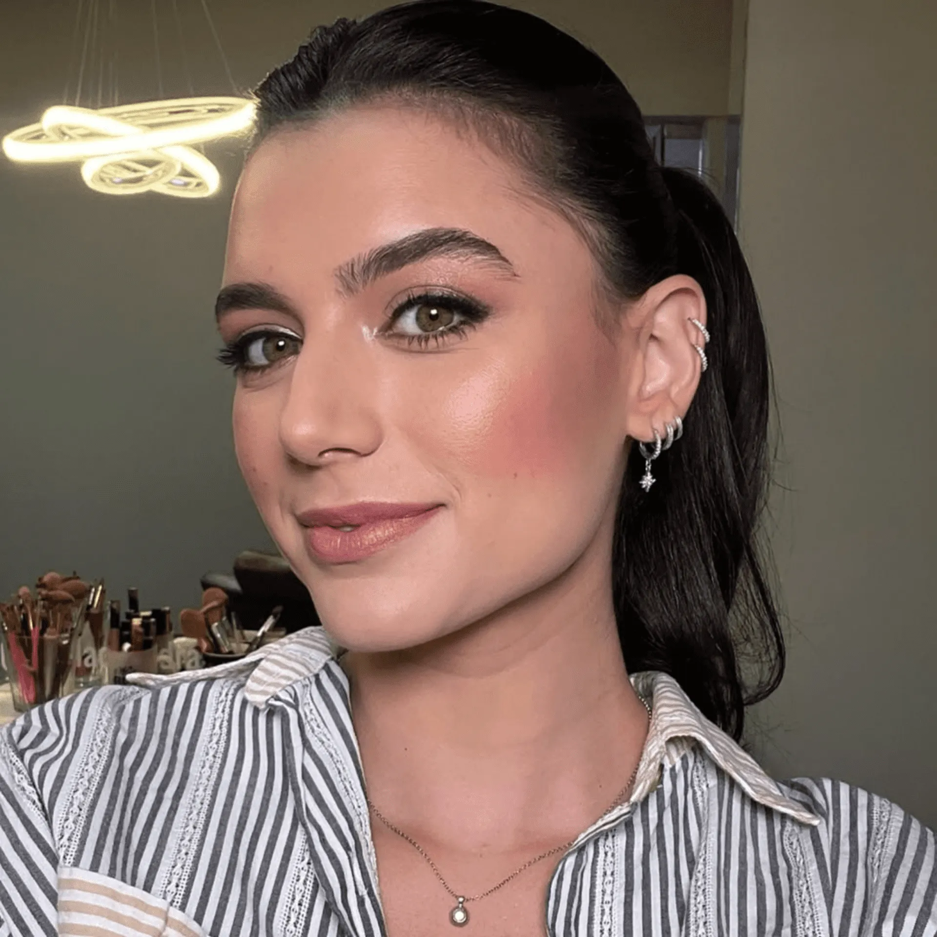 Design de sobrancelhas – simetria e definição